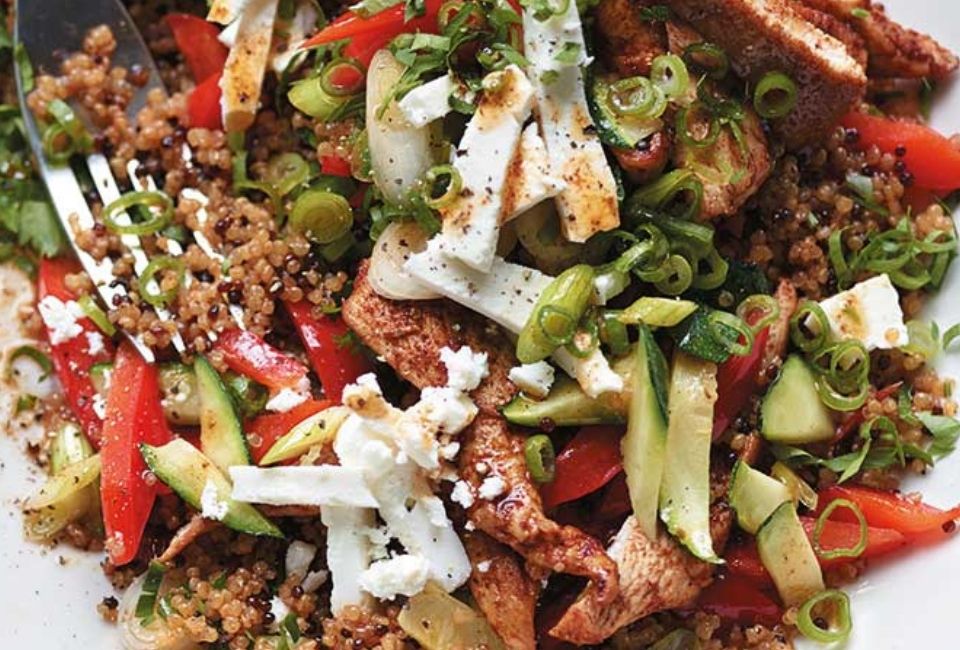 Roerbak met quinoa, kip en courgette