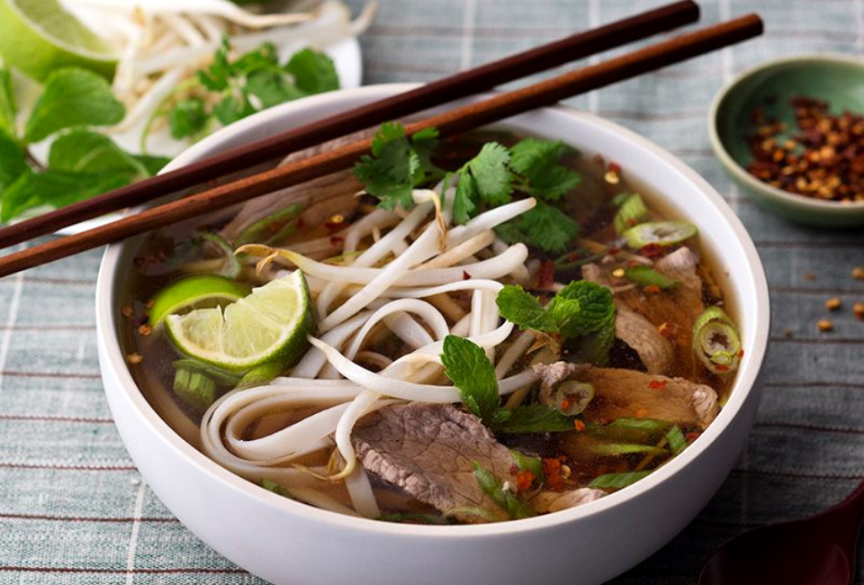 snelle Vietnames noodle soep met biefstuk